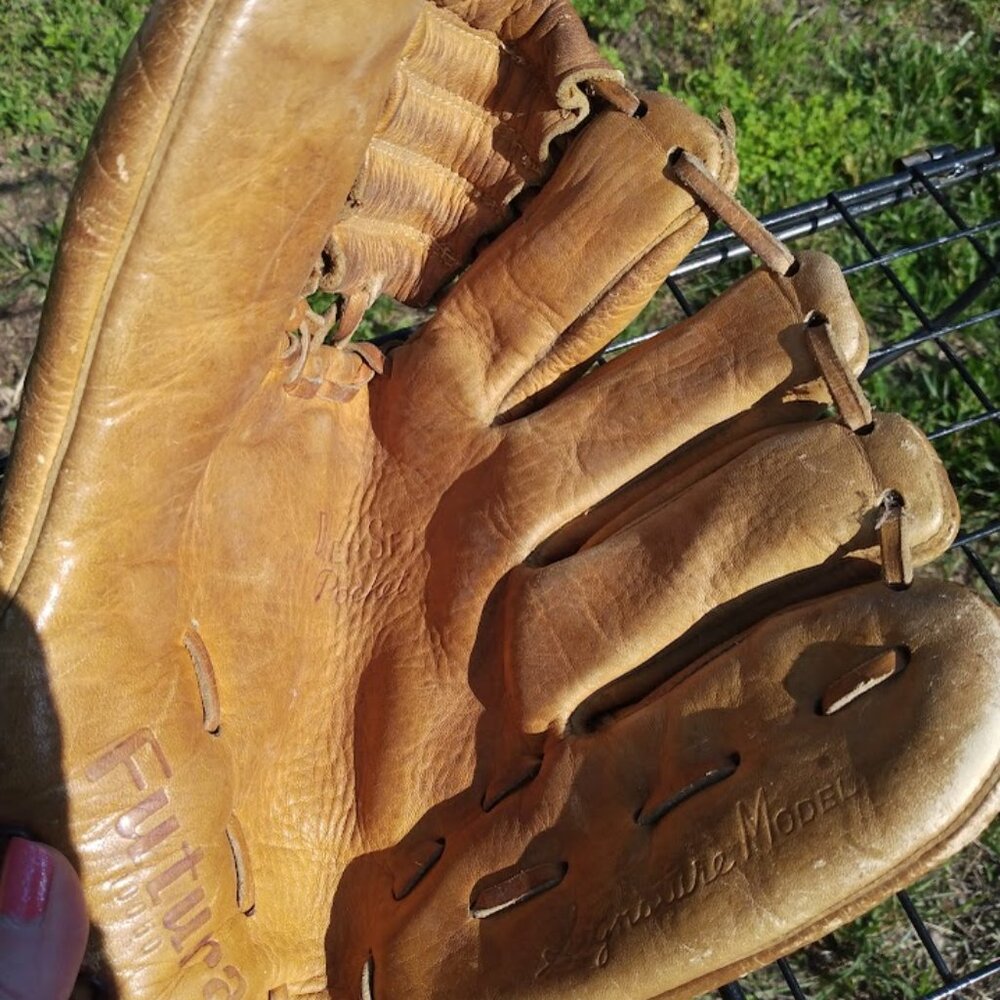 Old Vintage Baseball Glove Futura Japan G-30050 11” Signature Model RHT